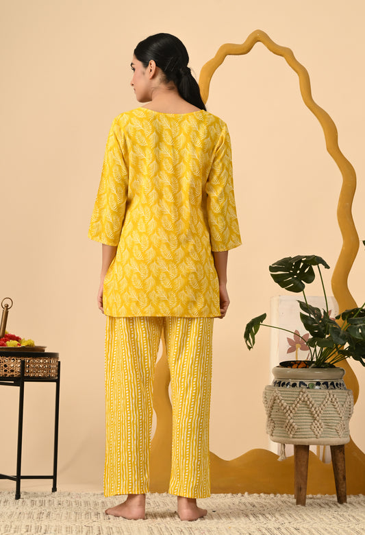 Women Printed Cotton Blend Kurta Pant Set